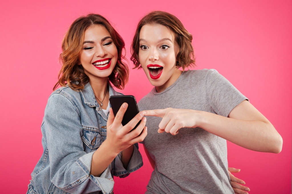 Помогать друзьям лечиться — выгодно! smiling-ladies-friends-using-mobile-phone.jpg